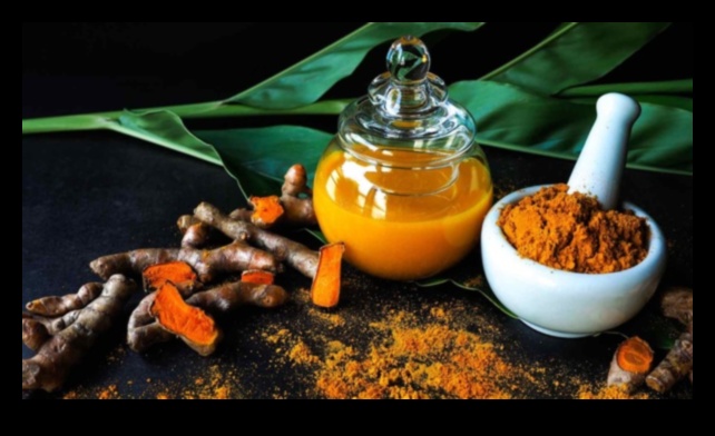 توهج الصباح: ابدأ يومك بشكل صحيح مع رشفات الكركم المشعة