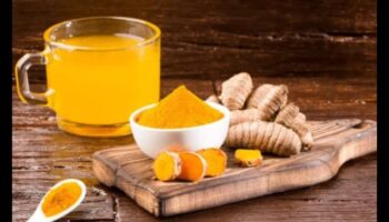توهج الصباح: ابدأ يومك بشكل صحيح مع رشفات الكركم المشعة