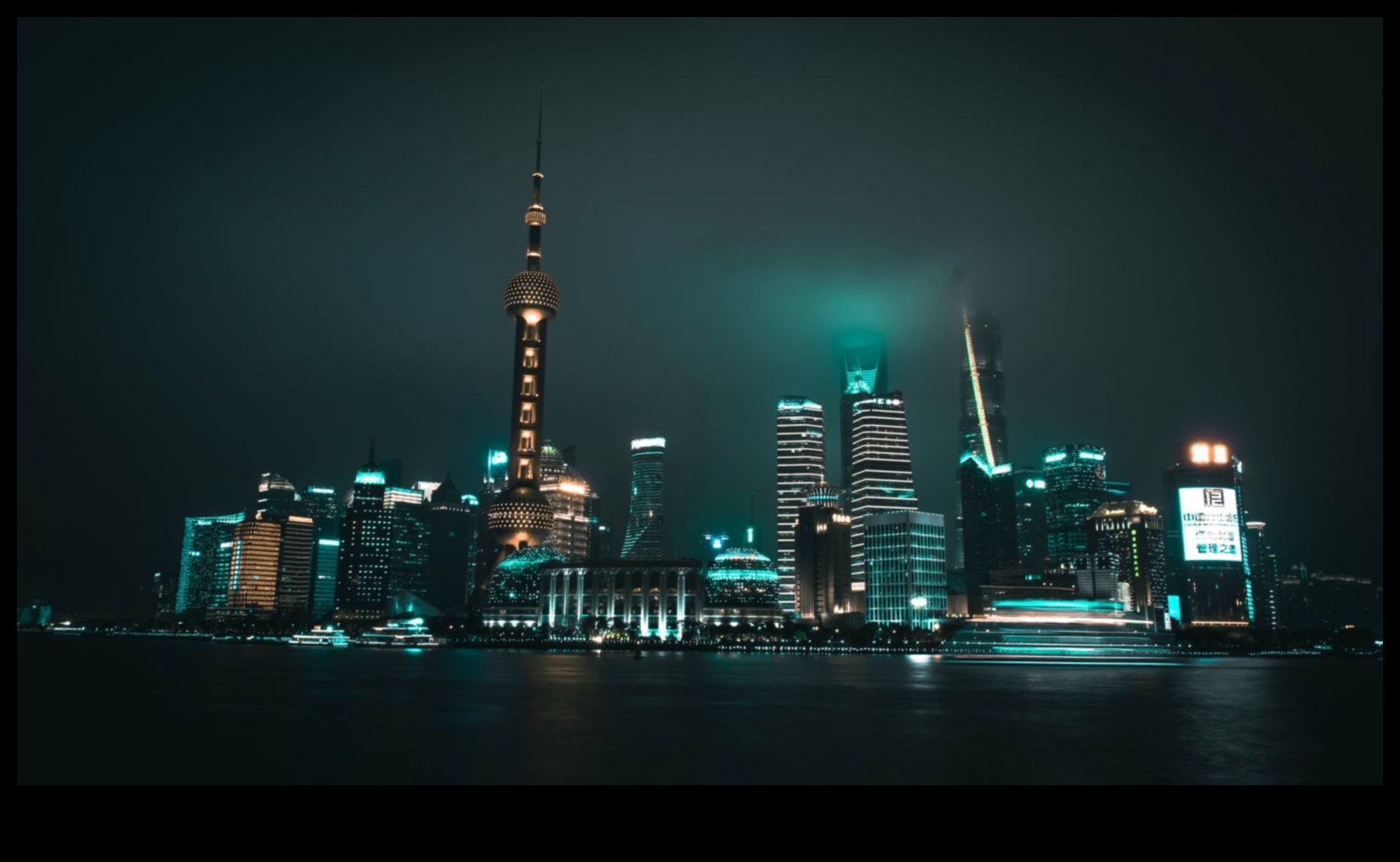 السلالات الرقمية: بناء إمبراطوريات العلاقات في الشبكات عبر الإنترنت